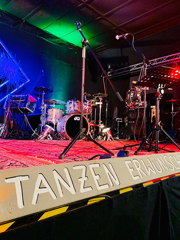 Bühne mit Instrumenten und Mikrofonen – bereit für Live-Musik bei einer Veranstaltung